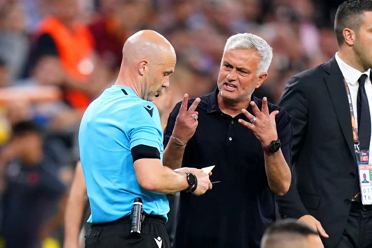 Mourinho besan posle derbija: „To su bila dva jasna crvena kartona“